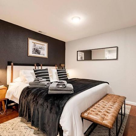 Adorable 2-Bedroom Modern Basement DEN Dış mekan fotoğraf