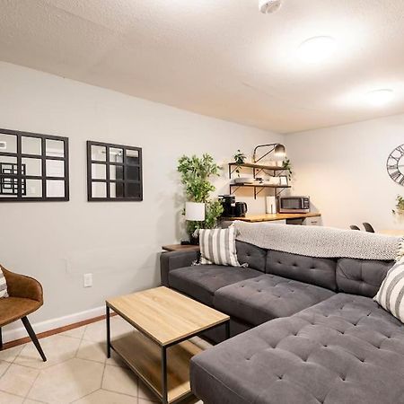 Adorable 2-Bedroom Modern Basement DEN Dış mekan fotoğraf
