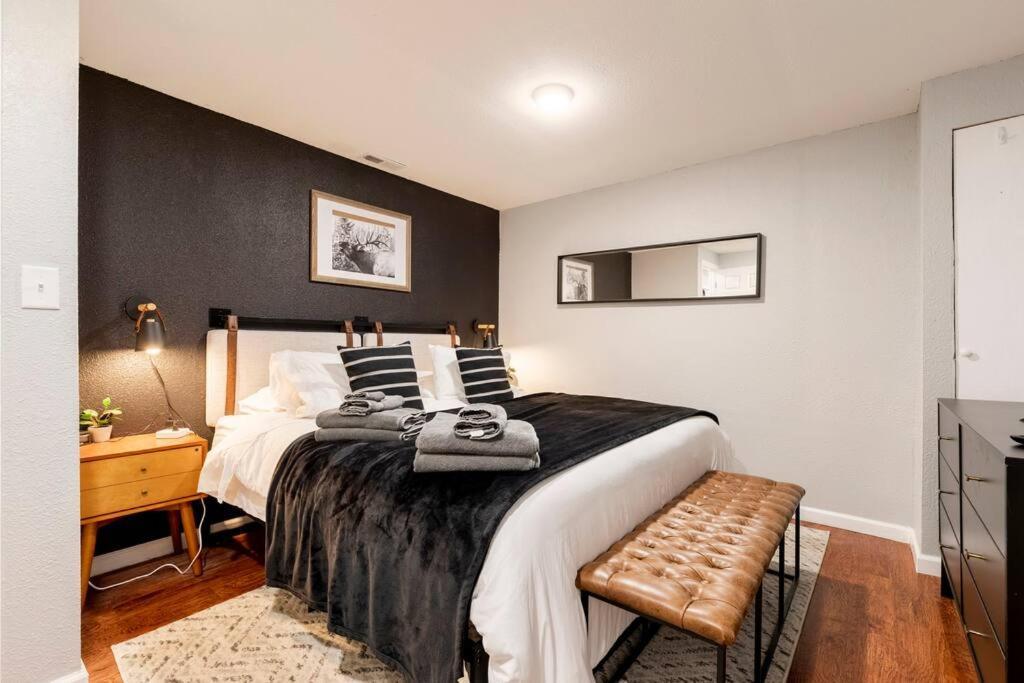 Adorable 2-Bedroom Modern Basement DEN Dış mekan fotoğraf