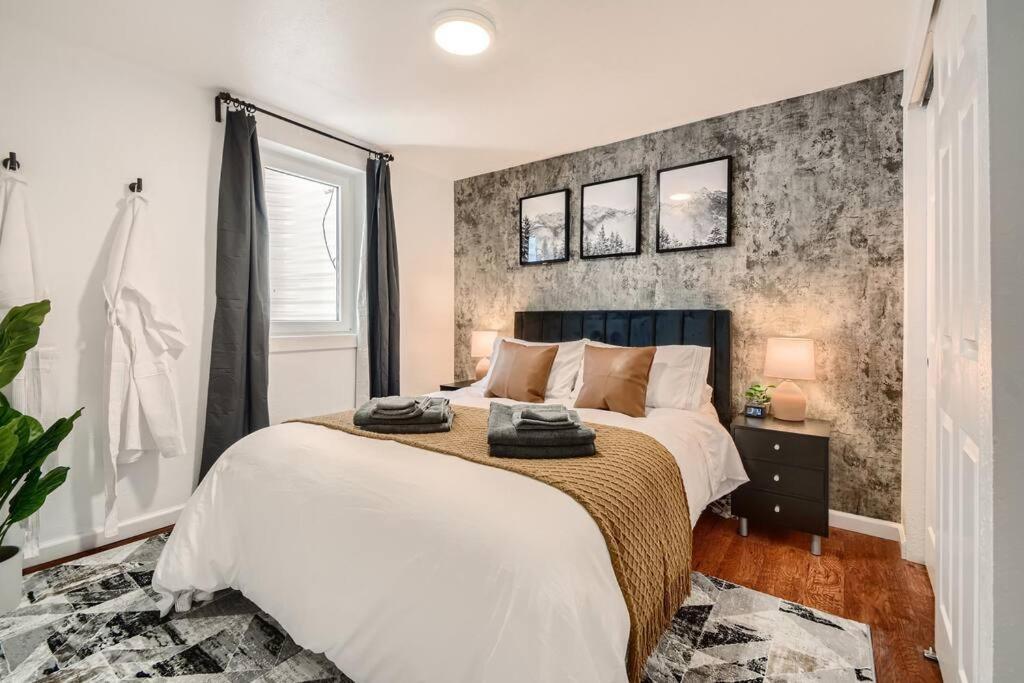 Adorable 2-Bedroom Modern Basement DEN Dış mekan fotoğraf