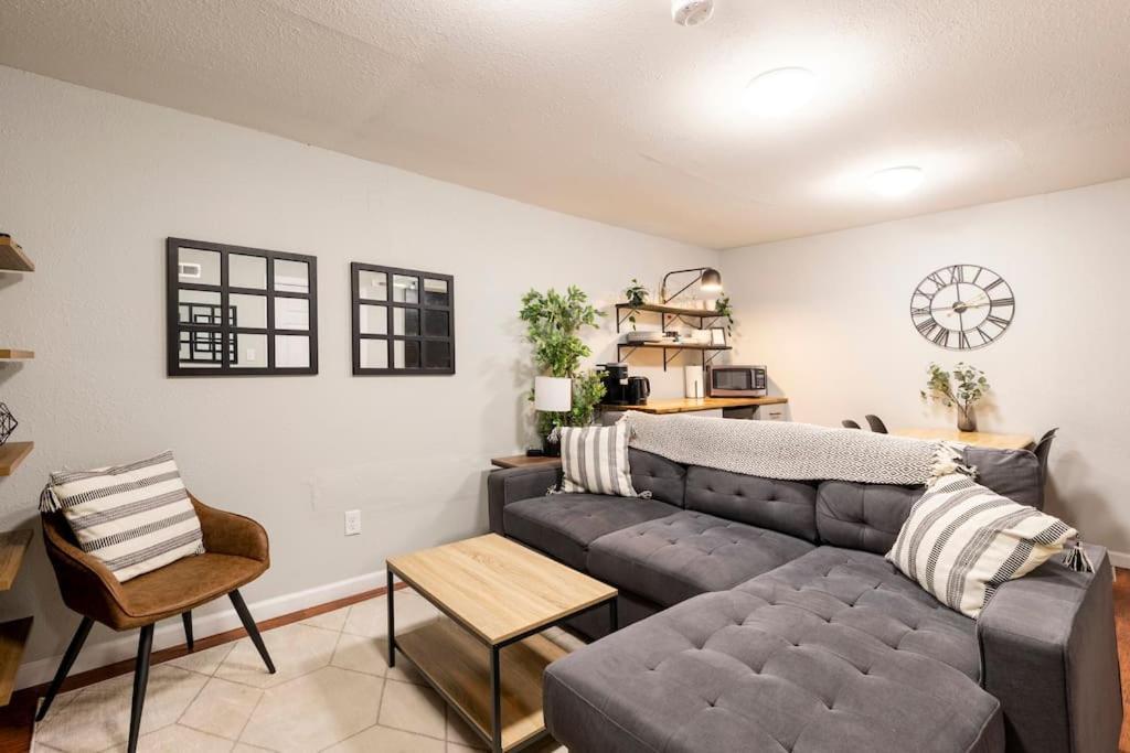 Adorable 2-Bedroom Modern Basement DEN Dış mekan fotoğraf
