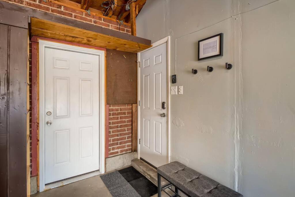 Adorable 2-Bedroom Modern Basement DEN Dış mekan fotoğraf