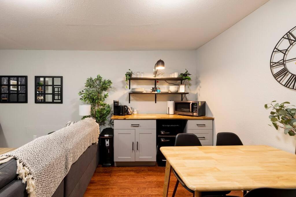 Adorable 2-Bedroom Modern Basement DEN Dış mekan fotoğraf
