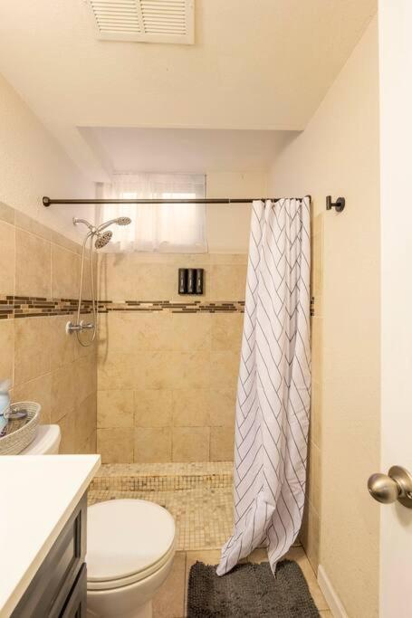 Adorable 2-Bedroom Modern Basement DEN Dış mekan fotoğraf