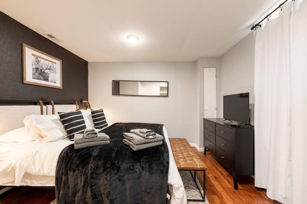 Adorable 2-Bedroom Modern Basement DEN Dış mekan fotoğraf