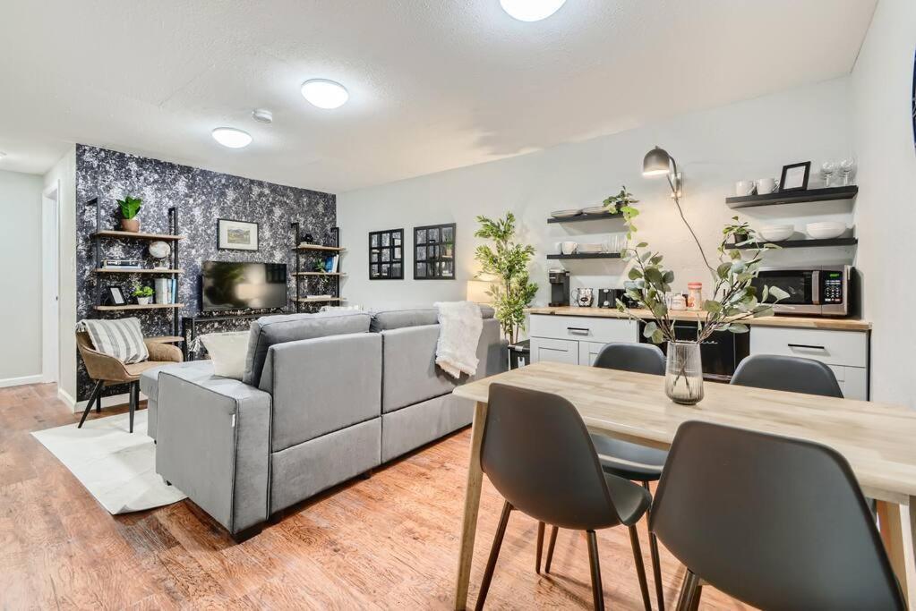 Adorable 2-Bedroom Modern Basement DEN Dış mekan fotoğraf
