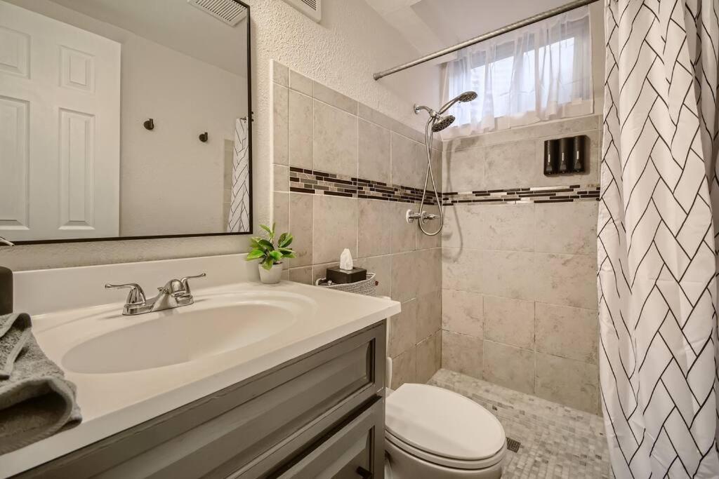 Adorable 2-Bedroom Modern Basement DEN Dış mekan fotoğraf