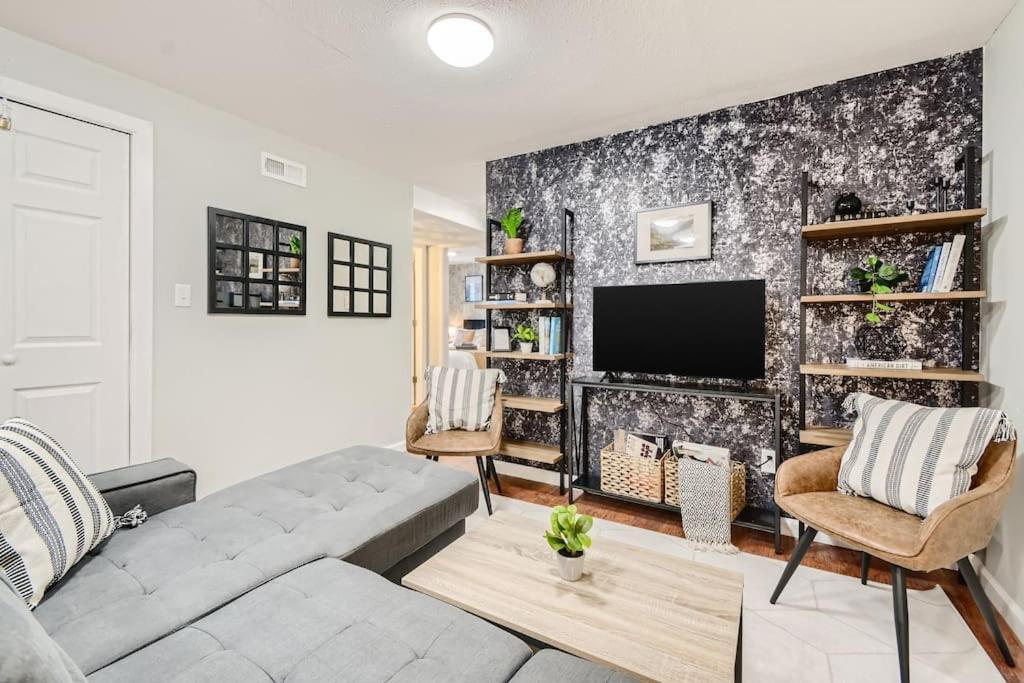 Adorable 2-Bedroom Modern Basement DEN Dış mekan fotoğraf