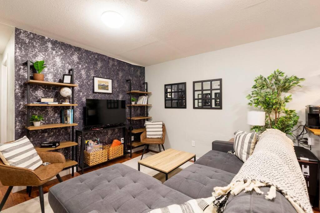 Adorable 2-Bedroom Modern Basement DEN Dış mekan fotoğraf