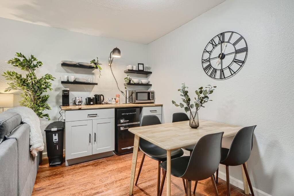 Adorable 2-Bedroom Modern Basement DEN Dış mekan fotoğraf