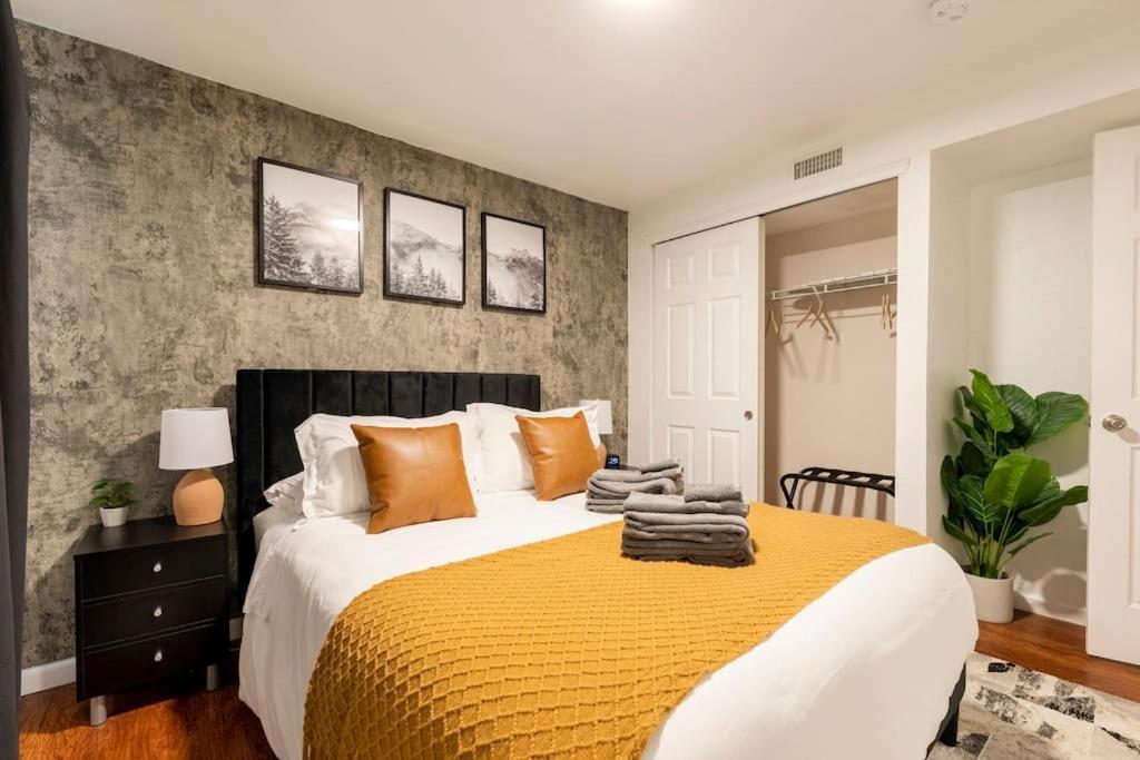 Adorable 2-Bedroom Modern Basement DEN Dış mekan fotoğraf