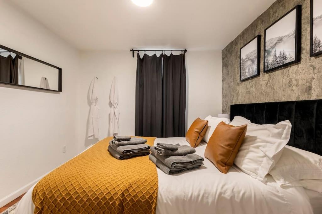 Adorable 2-Bedroom Modern Basement DEN Dış mekan fotoğraf